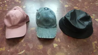 Gorras rosa,azul y negro