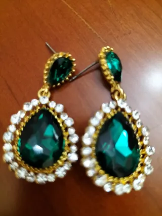 Pendientes dorados con piedras verdes