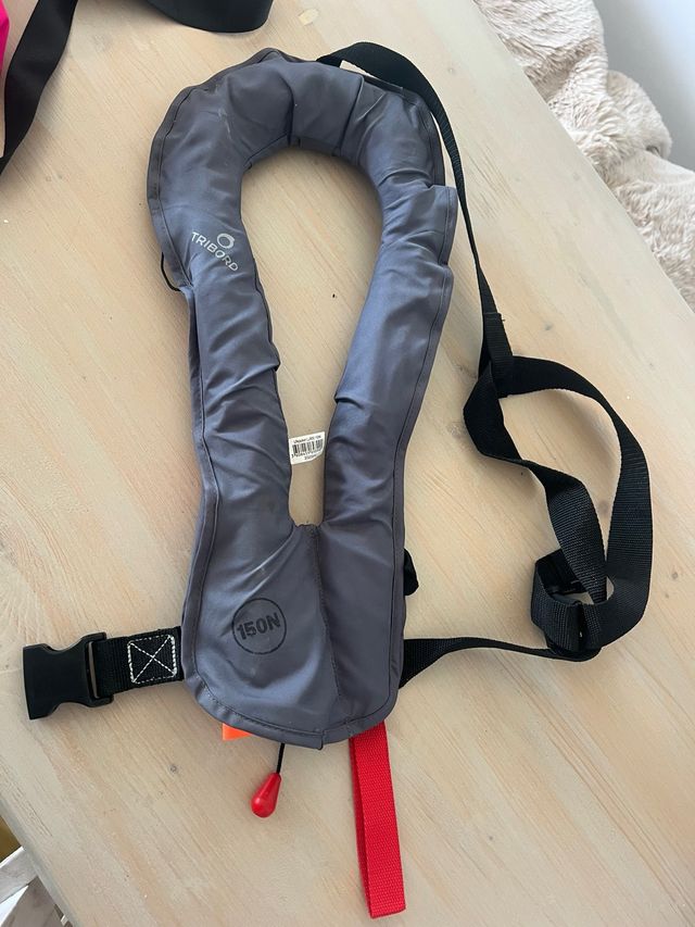 Dos chalecos salvavidas automáticos