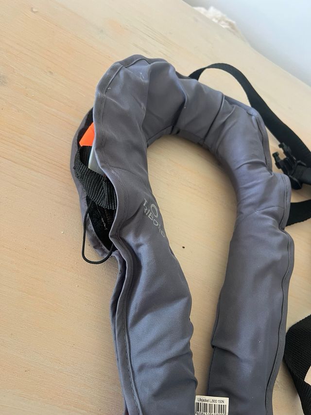 Dos chalecos salvavidas automáticos