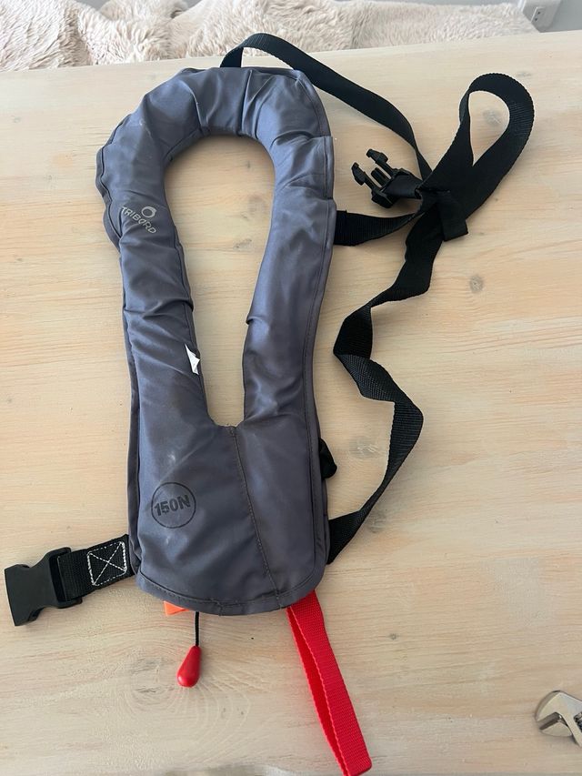 Dos chalecos salvavidas automáticos