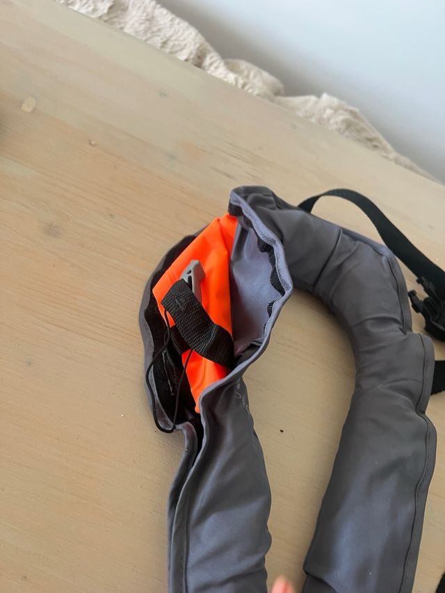 Dos chalecos salvavidas automáticos