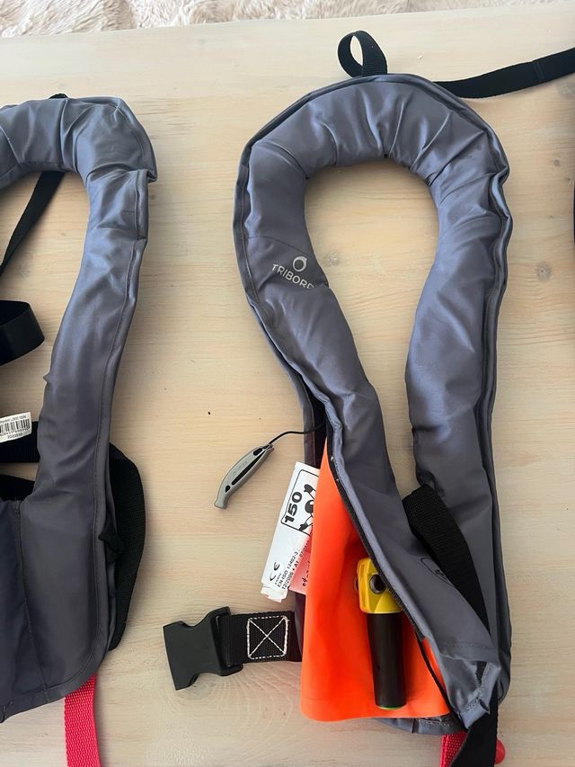 Dos chalecos salvavidas automáticos