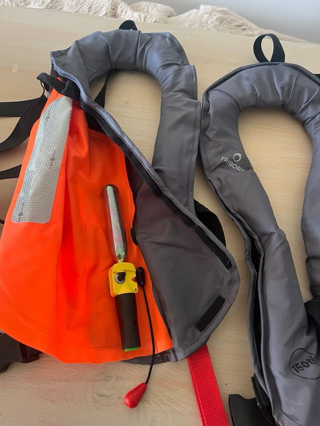 Dos chalecos salvavidas automáticos