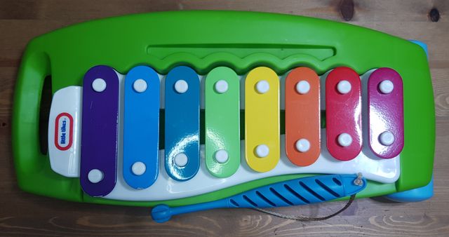 Xilófono Little Tikes con ruedas