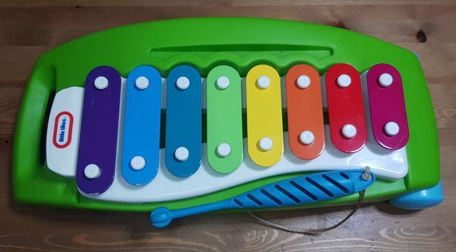 Xilófono Little Tikes con ruedas