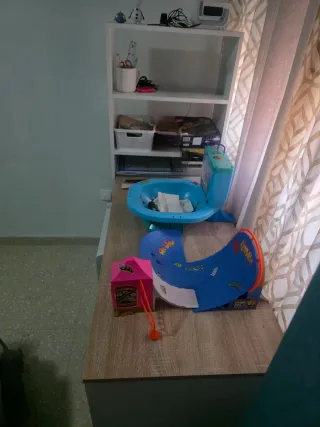 Escritorio de madera marrón