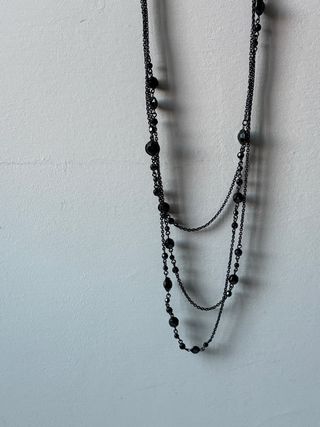 Collana tre fili metallo nero pietre nere