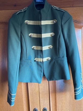 Chaqueta militar verde oliva con detalles dorados