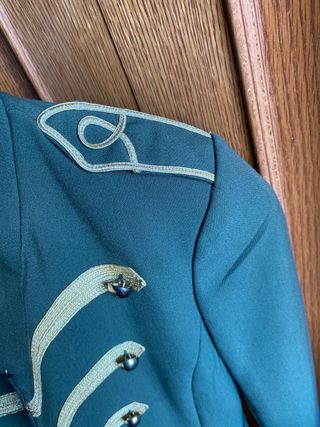 Chaqueta militar verde oliva con detalles dorados