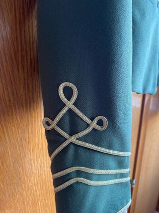 Chaqueta militar verde oliva con detalles dorados