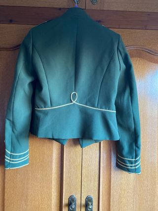 Chaqueta militar verde oliva con detalles dorados