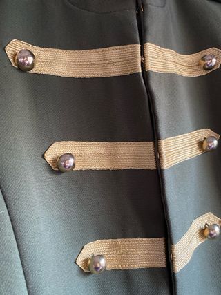 Chaqueta militar verde oliva con detalles dorados