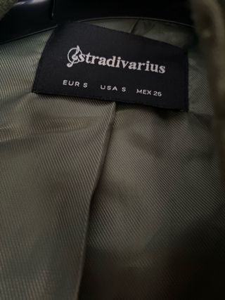 Chaqueta militar verde oliva con detalles dorados