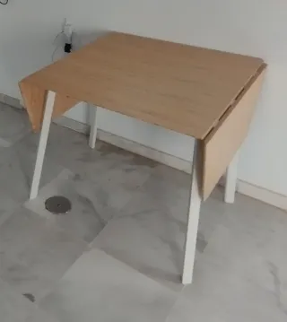 Mesa extensible Ikea madera y metal.