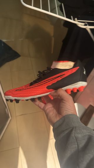 Botas de fútbol Nike naranja y negras