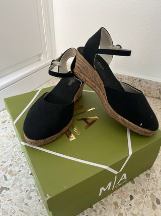 Sandalias negras esparto
