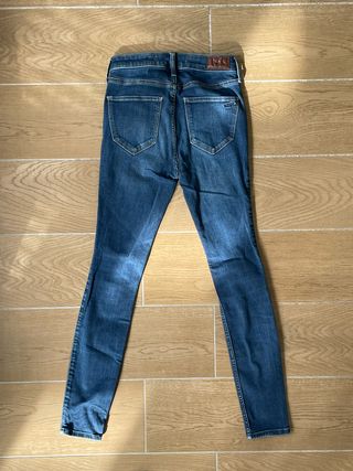 Hollister Super Skinny W24 L28 High Rise.