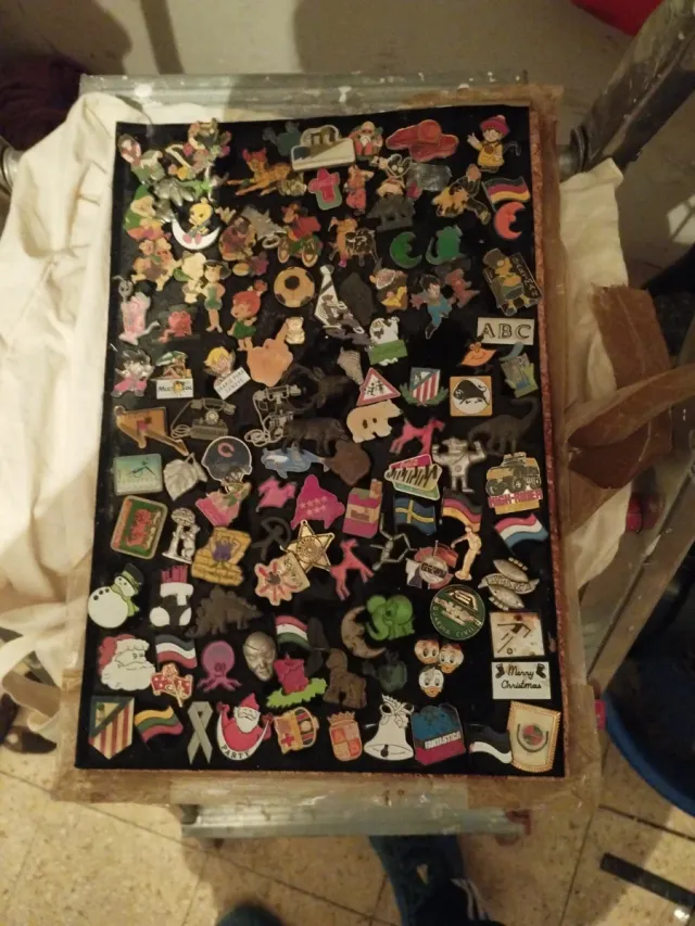 Cuadro de pines metálicos y plásticos