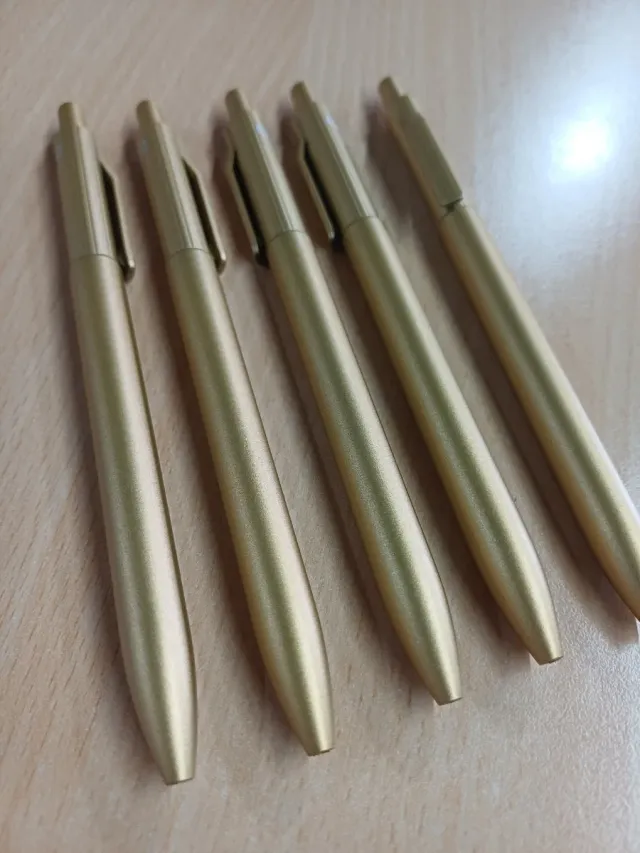 Conjunto de 5 canetas douradas