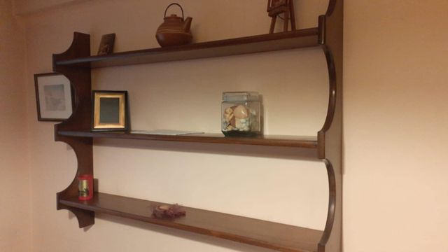 Estantería grande de madera y cristal