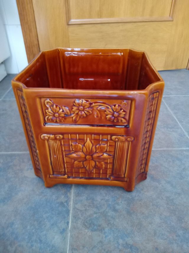 Estantería grande de madera y cristal