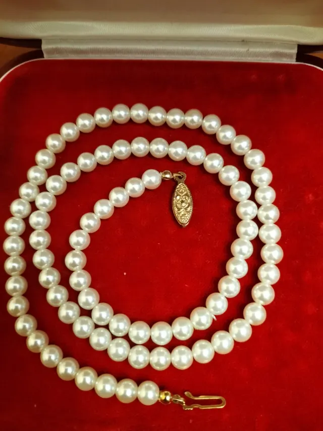 Collar de perlas con cierre dorado