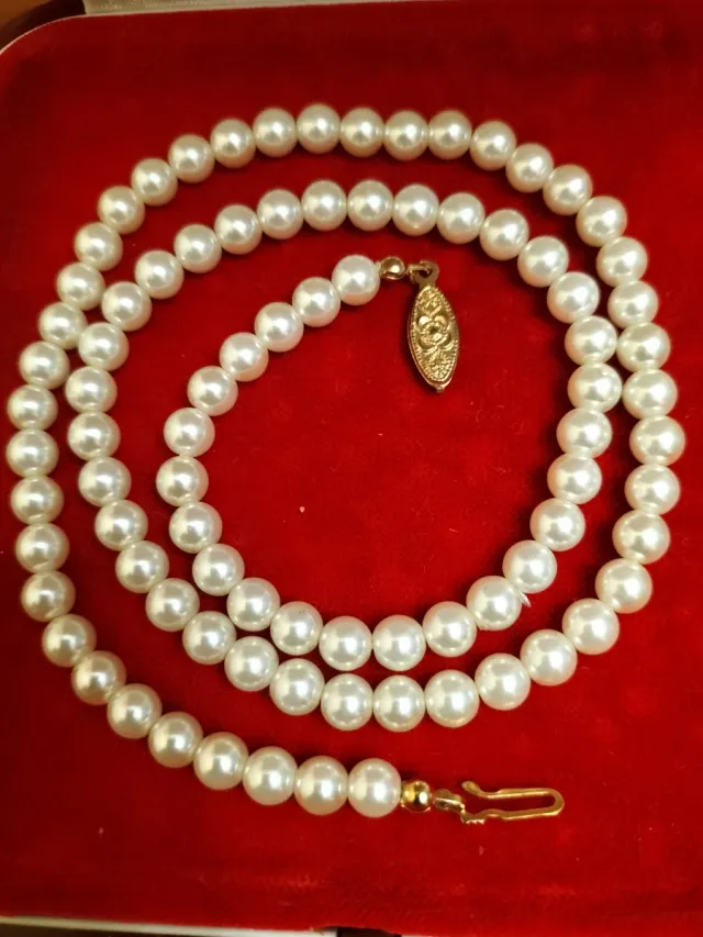 Collar de perlas con cierre dorado