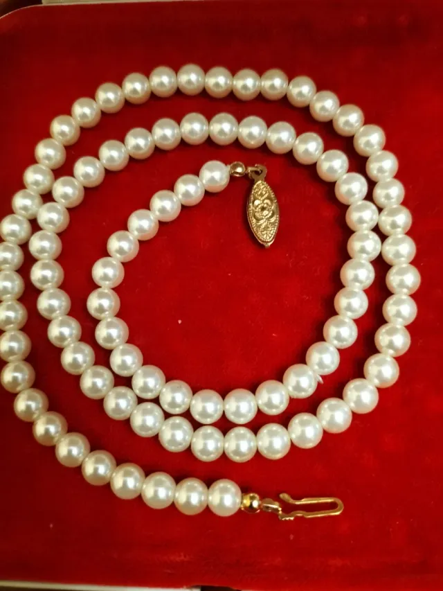 Collar de perlas con cierre dorado