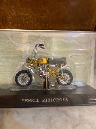 Moto Benelli Mini Cross modello oro