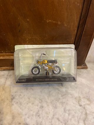 Moto Benelli Mini Cross modello oro