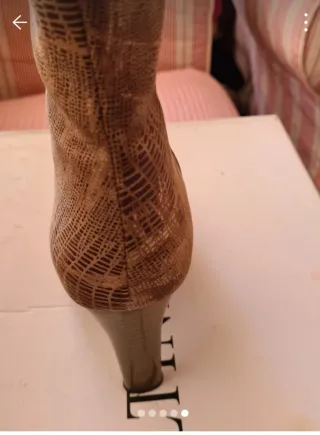 Botas altas piel efecto serpiente doradas