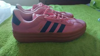 Zapatillas Adidas rosas y marrones