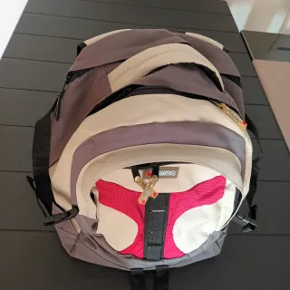 Mochila em2c gris, beige y roja