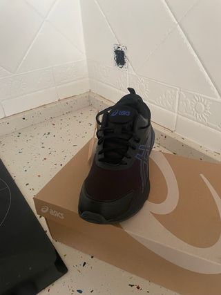 Zapatillas deportivas Asics negras y azules