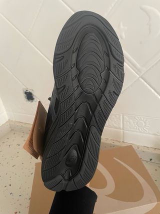 Zapatillas deportivas Asics negras y azules