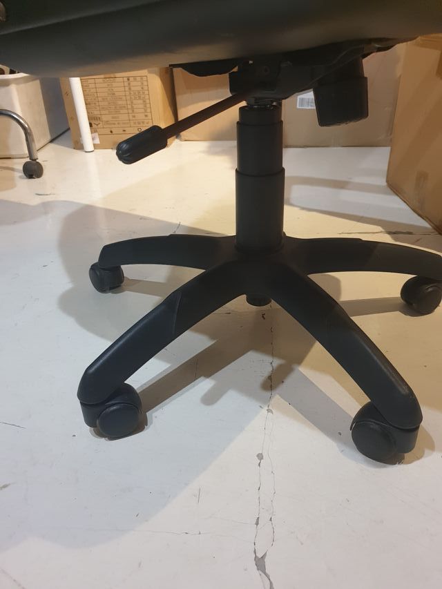Sillón de oficina negro
