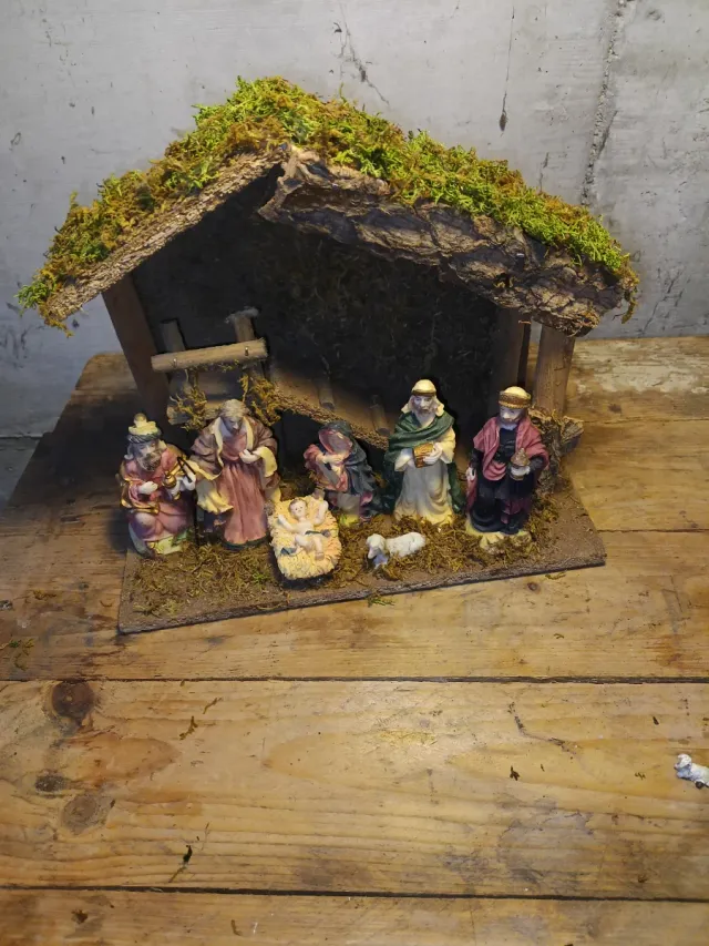 Presepe con statuine e capanna