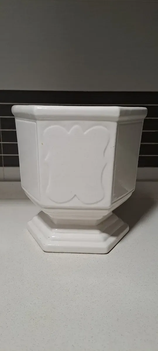 Macetero pentagonal blanco