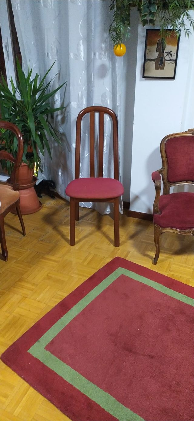 Silla de comedor de madera y tela roja
