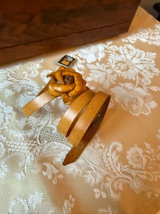 Bracciale artigianale cuoio giallo con fiore