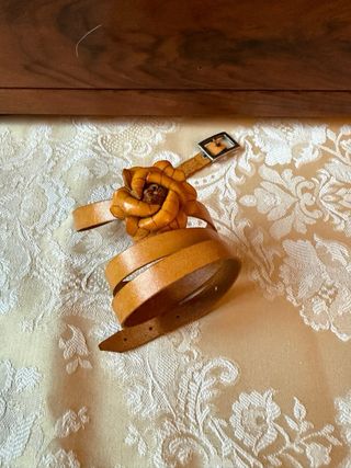 Bracciale artigianale cuoio giallo con fiore