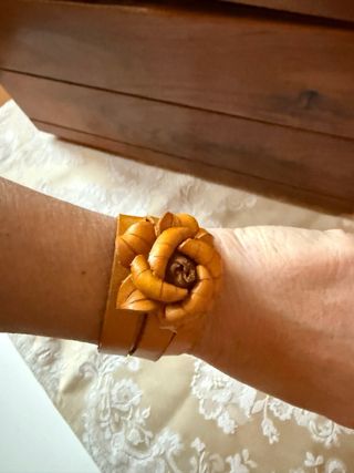 Bracciale artigianale cuoio giallo con fiore