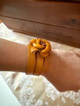 Bracciale artigianale cuoio giallo con fiore