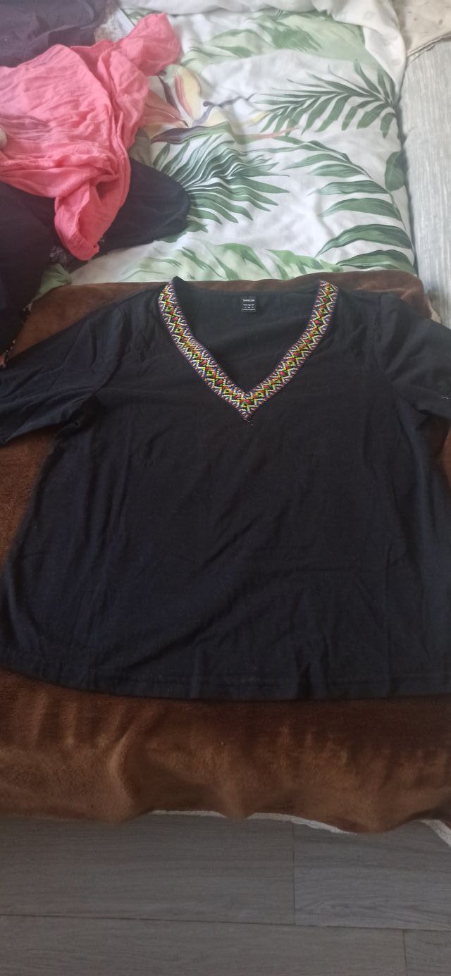 Camiseta negra con escote tribal Talla S