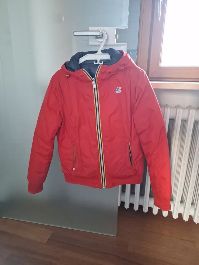 Giacca K-Way donna double face rosso e blu.