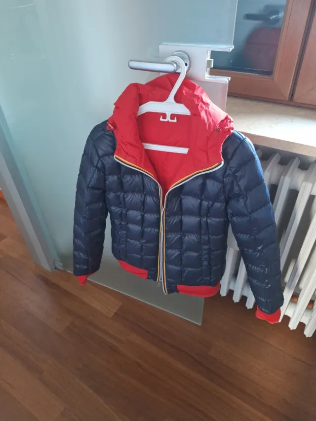 Giacca K-Way donna double face rosso e blu.