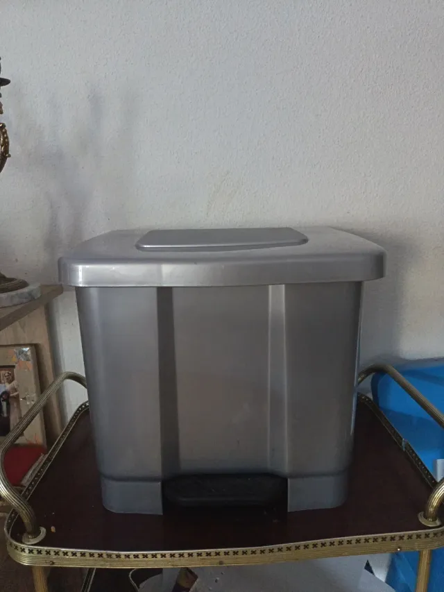 Cubo de basura gris con pedal