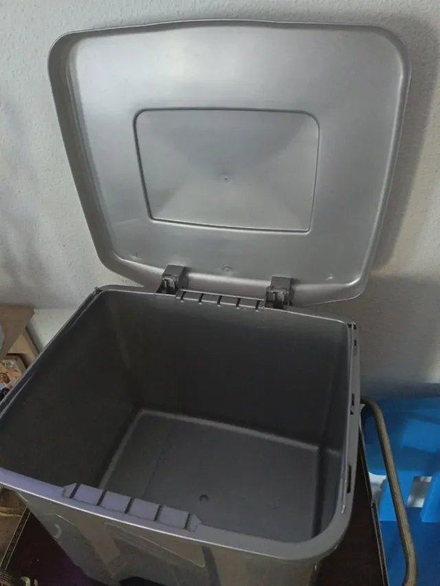 Cubo de basura gris con pedal