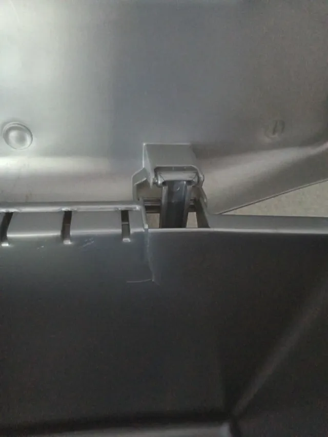 Cubo de basura gris con pedal